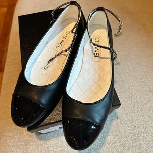 Chanel lambskin and Patent leather calfskin black ballerinas shoe, worn once